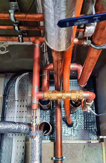 https://plumbereastperth.com.au/uploads/2025/06/commercial-plumbing-390382.jpg